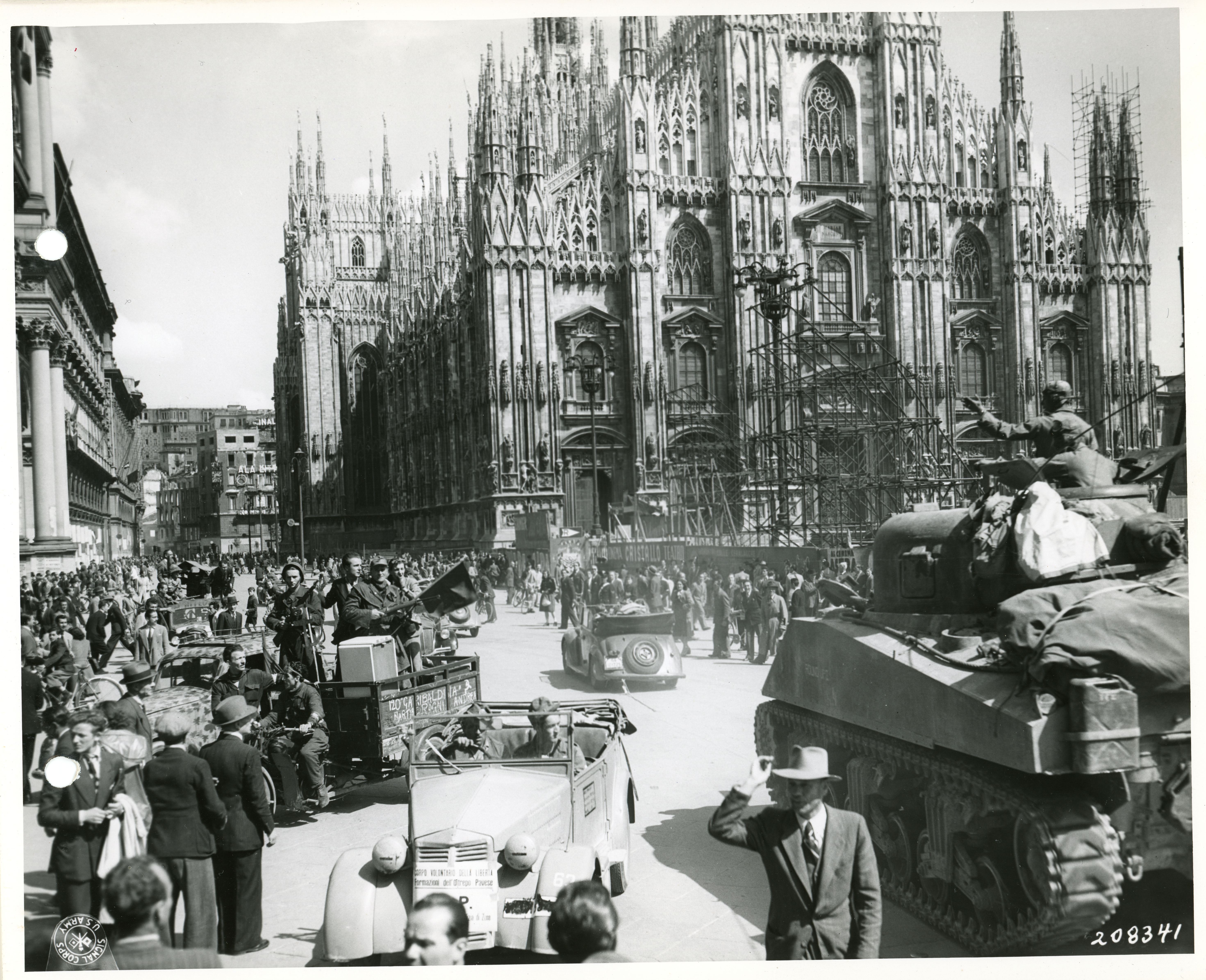 1st Armoured Division at the Piazza Duomo