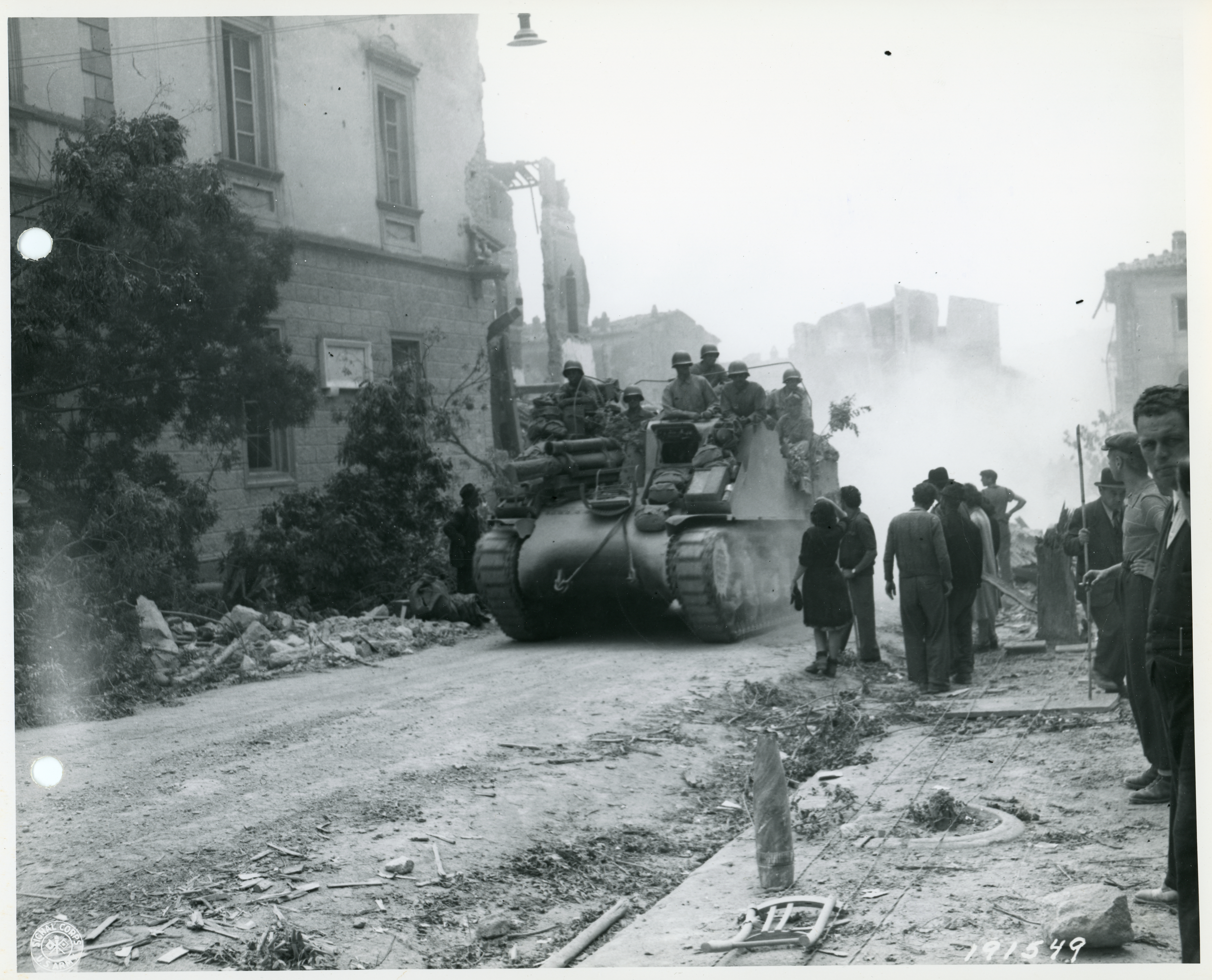 M-7 Priest advances Roccastrada
